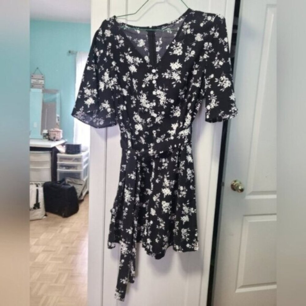Shein Black White Floral Mini Belted Button Down Flutter Sleeve Romper L